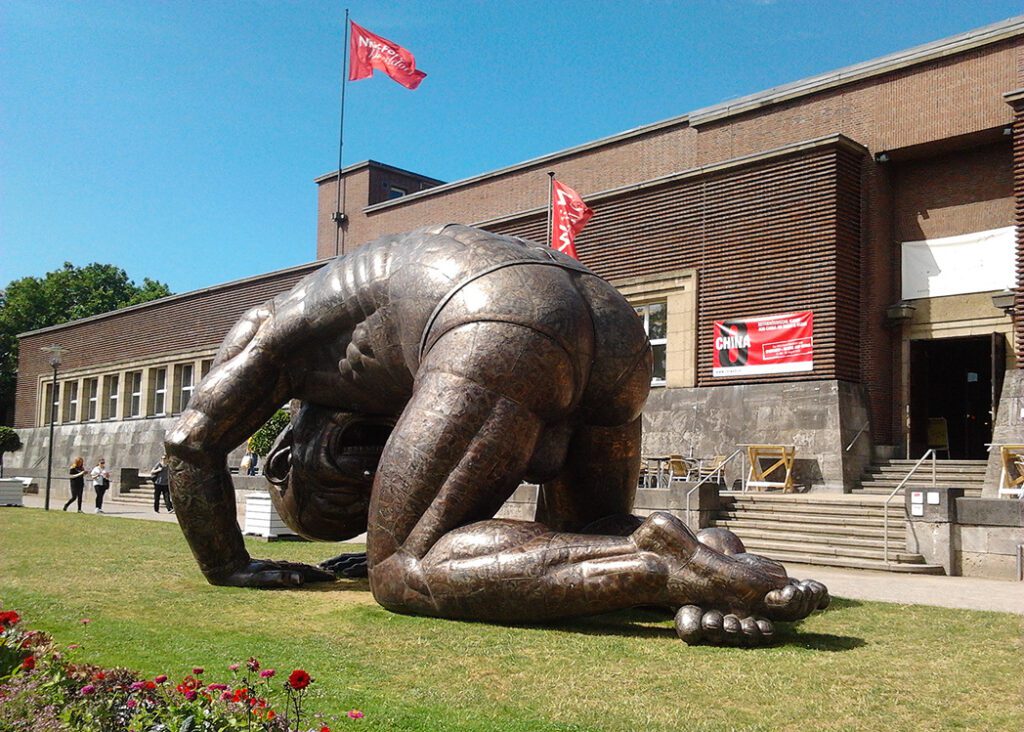 Bending by Yue Minjun in Dusseldorf