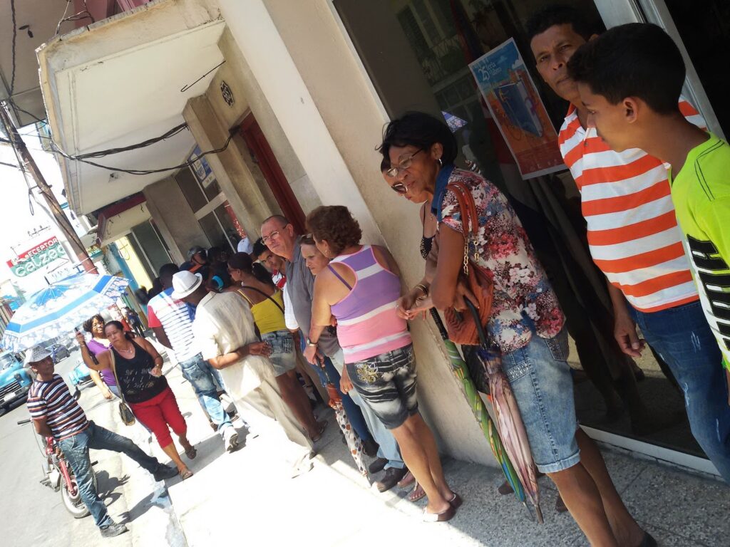 People waiting in front of a bank in Cuba