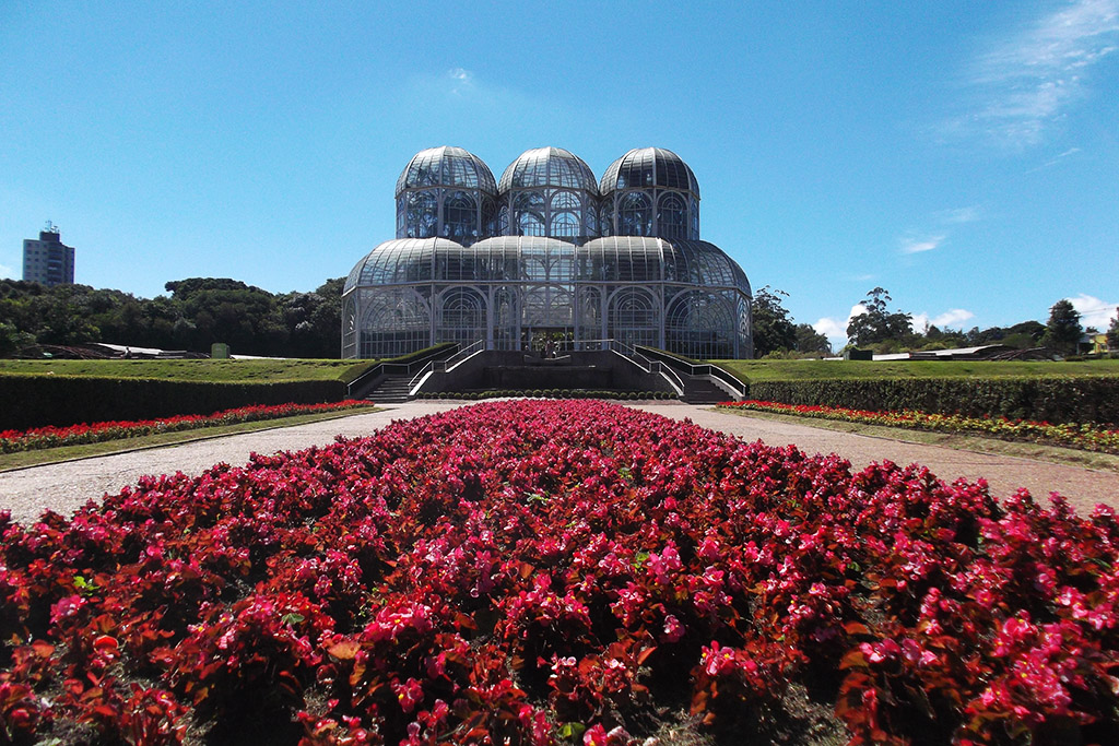 One of Curitiba's most iconic buildings, the palm house at the botanic garden, became the city's logo.