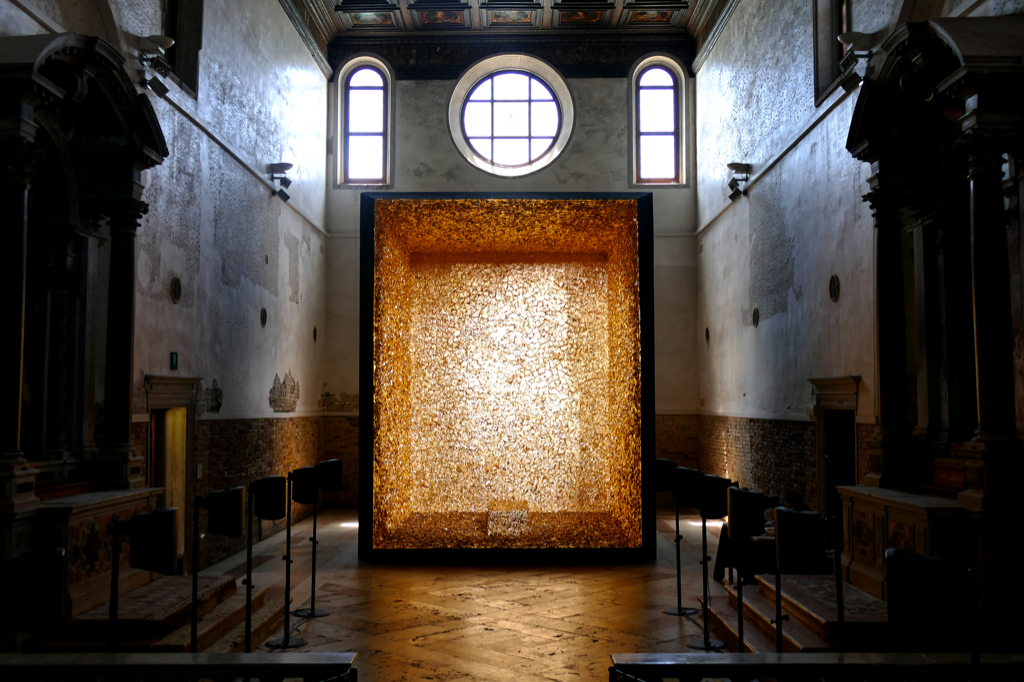 biennale di arte Venice 2019: James Lee Byars: The Death of James Lee Byars / Chiesa di Santa Maria della Visitazione