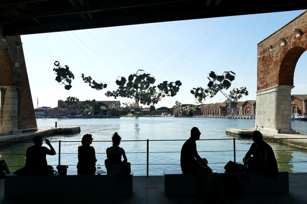 biennale di arte Venice 2019: Tomás Saraceno's installation aero(s)cene deals with the rising sea phases from global warming.