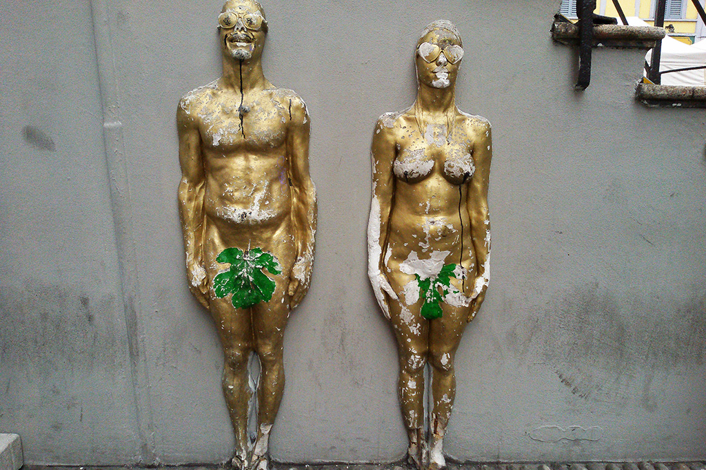 Streetart in Milan illustrating the post on travelling light yet in style