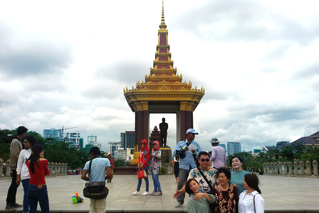 visitors taking selfies at Prince Norodom Sihanouk's Statue. 