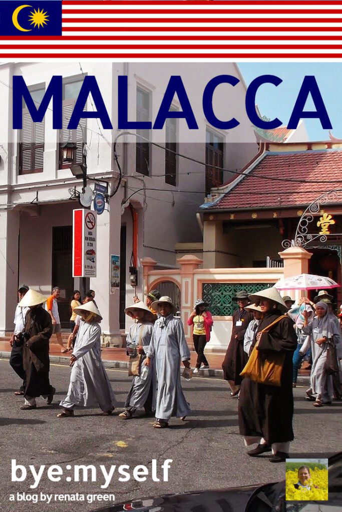 Malacca is part of the UNESCO World Heritage Site. For a reason: The city is the oldest Malayan settlement on the Straits of Malacca and therefore reflects the country's ever-changing history. Located less than a two hours drive from Kuala Lumpur, the city center is as beautiful as an outdoor museum, yet bustling with authentic everyday life. #malacca #melaka #streetart #urbanart #malaysia #asia #southeastasia #femaletravel #travel #byemyself #unesco #unescoworldheritage