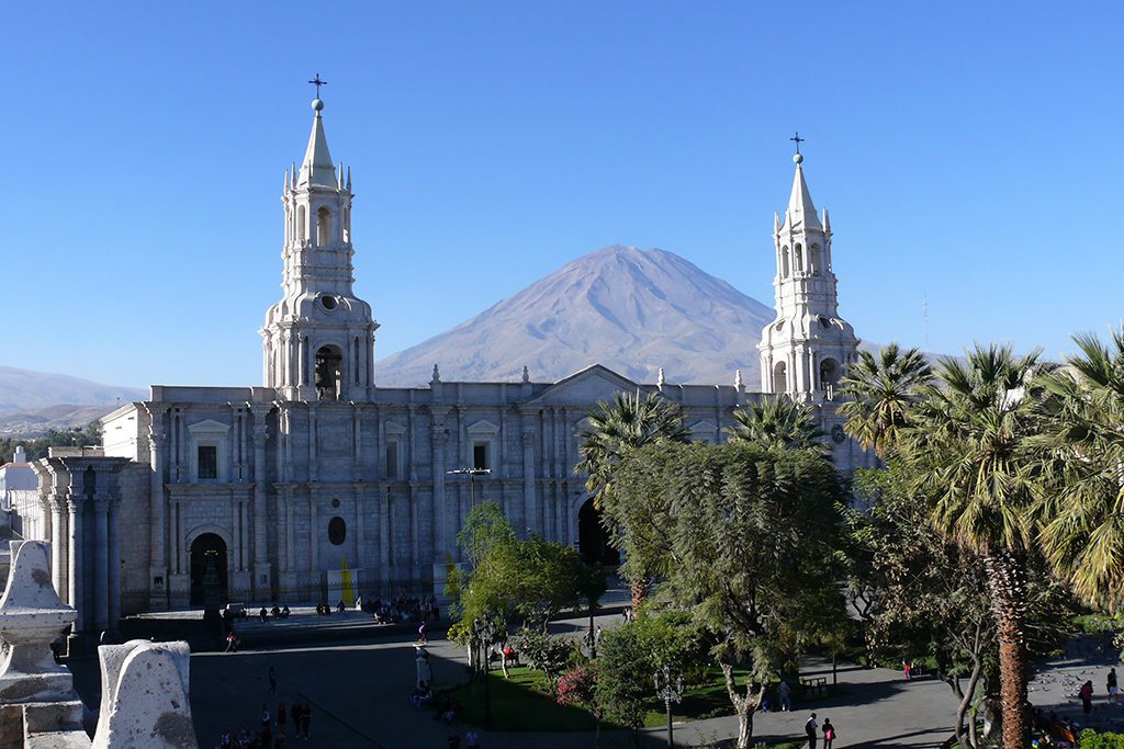 The magnificent Cathedral of Arequipa with the Volcano Misti in the backdrop. Included in the guide to Arequipa and the Colca Canyon.
