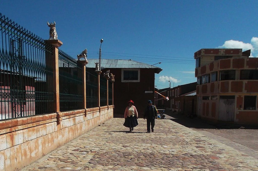 Couple in Pucará on the way from Puno to Cusco