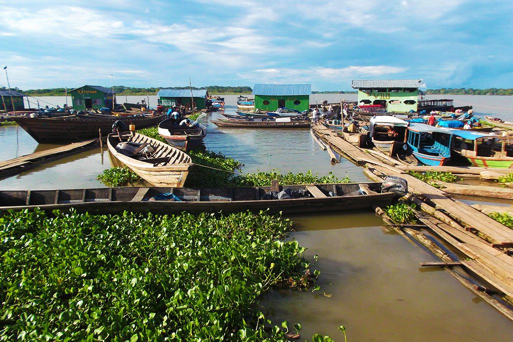 The jetties of Puerto Callao.