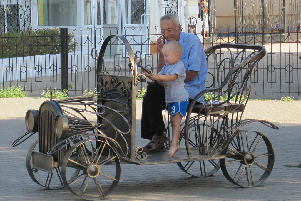 Man and child in Kazachstan, a country Tina Uebel crossed on her way from Hamburg to Shanghai
