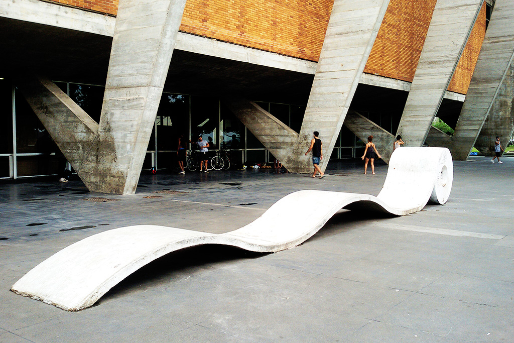 sculpture in front of the museum building designed by Affonso Eduardo Reidy