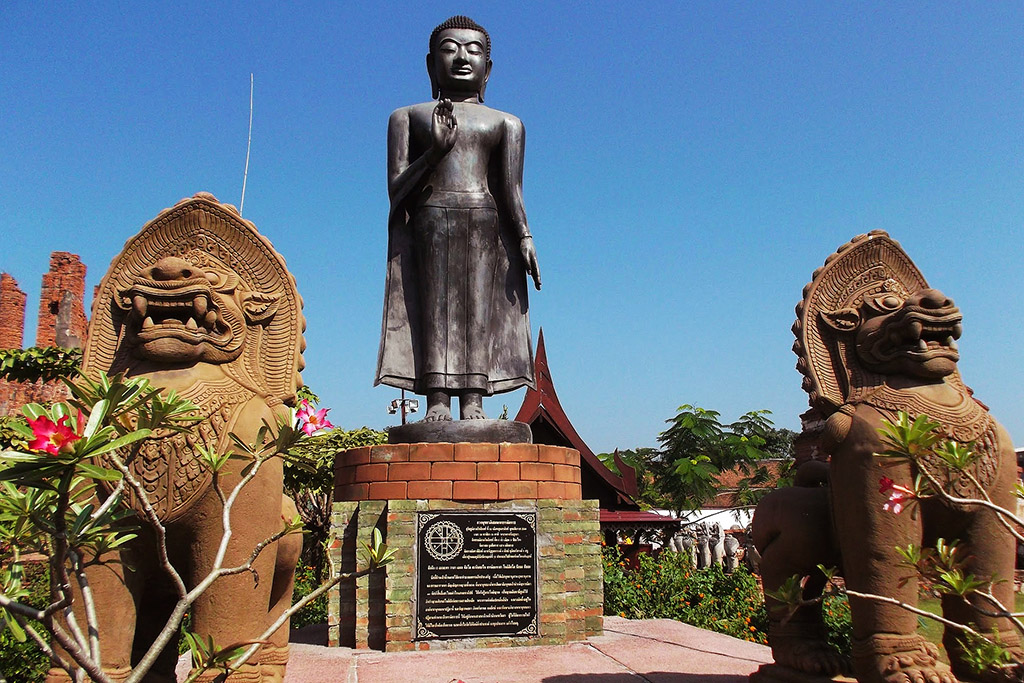 From the Sunken Kingdom of AYUTTHAYA to the Monkey Temple of LOPBURI: Buddha statues in Ayutthaya
