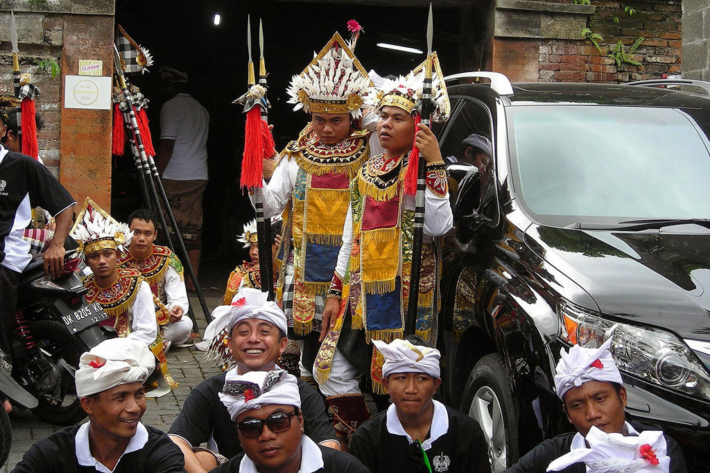 Men waiting for a burial ceremony in Ubud on Bali.