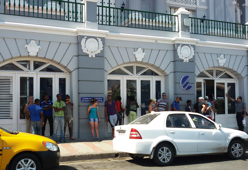 People waiting in front of a bank in Santiago de Cuba