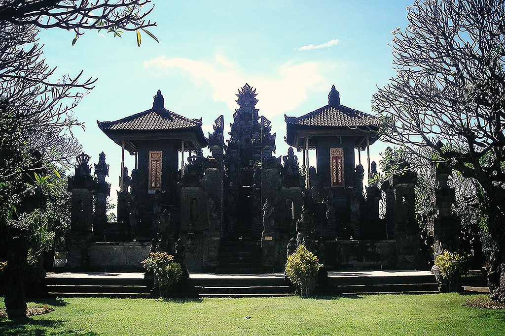 The grand entrance to Pura Meduwe Karang.