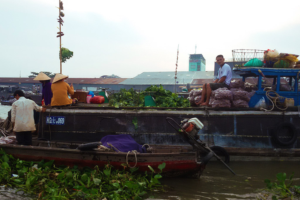 Vendors on the floating market of Cai Rang