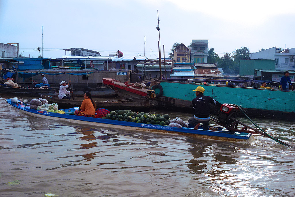 Vendors on the floating market of Cai Rang