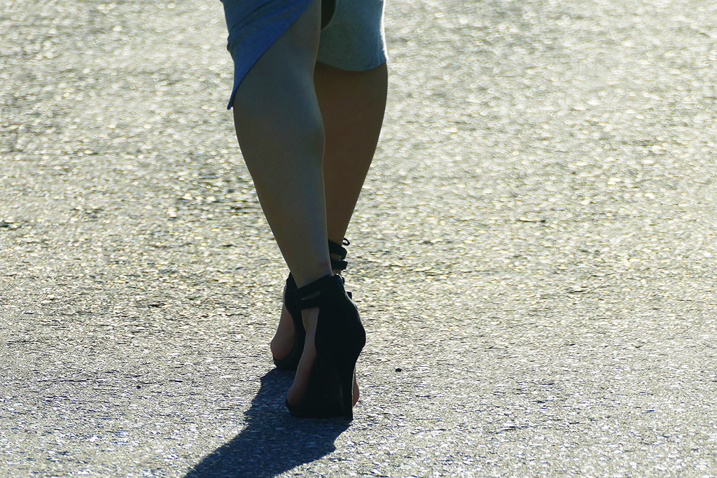 A lady was visiting the village of Shirakawago in killer heels.