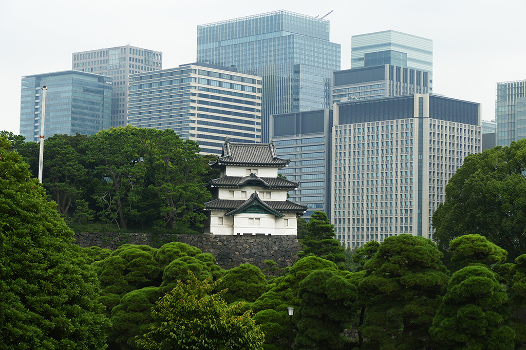 Buildings illustrating the platitude of Japan being a country between tradition and modernity