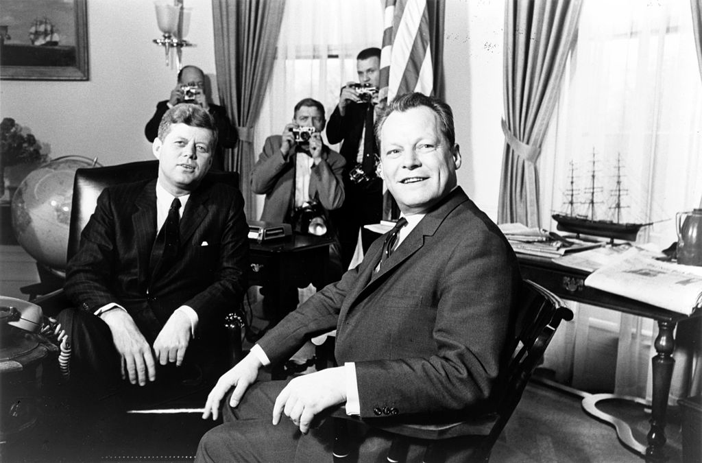  John F. Kennedy and Willy Brandt in Washington in 1961.  (Photo: Marion S. Trikosko, John F. Kennedy meeting with Willy Brandt, March 13, 1961, cropped 3:2, CC0 1.0) 