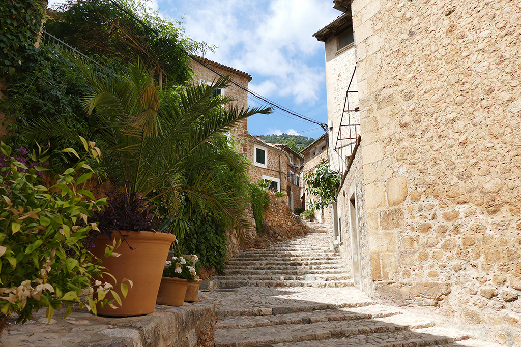 Carrer Metge de Mayol in Fornalutx