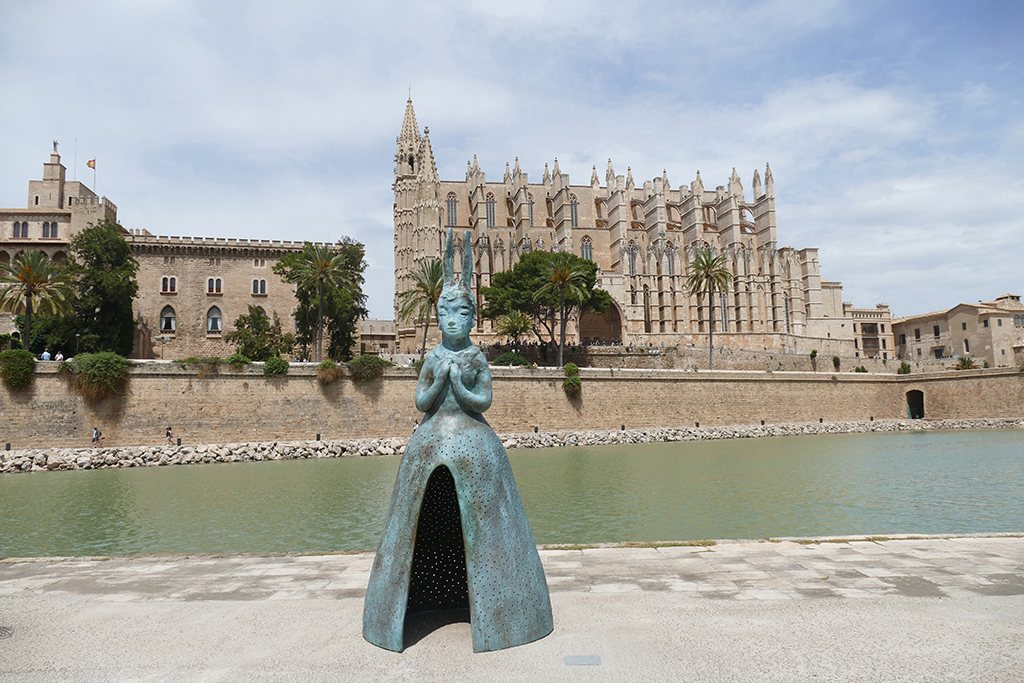 The bronze sculpture Usagi Kannon by Swiss-Japanese artist Leiko Ikemura at the Parc de la Mar