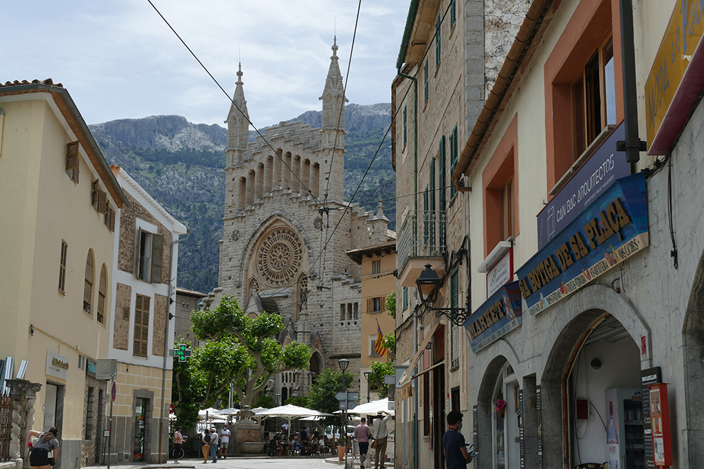 Plaça de la Constitució with the church Església de Sant Bartomeu.