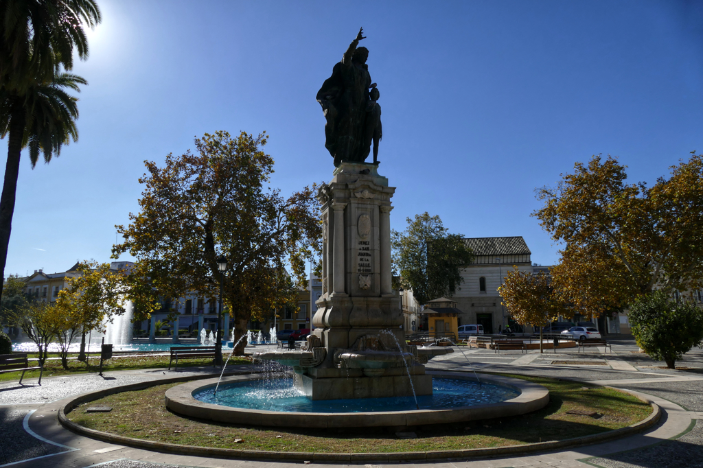 Plaza del Mamelon with the sculpture of San Juan Bautista de La Salle, a work created  by the architects Fernando de la Cuadra and Manuel Jesús Domecq in 1952.