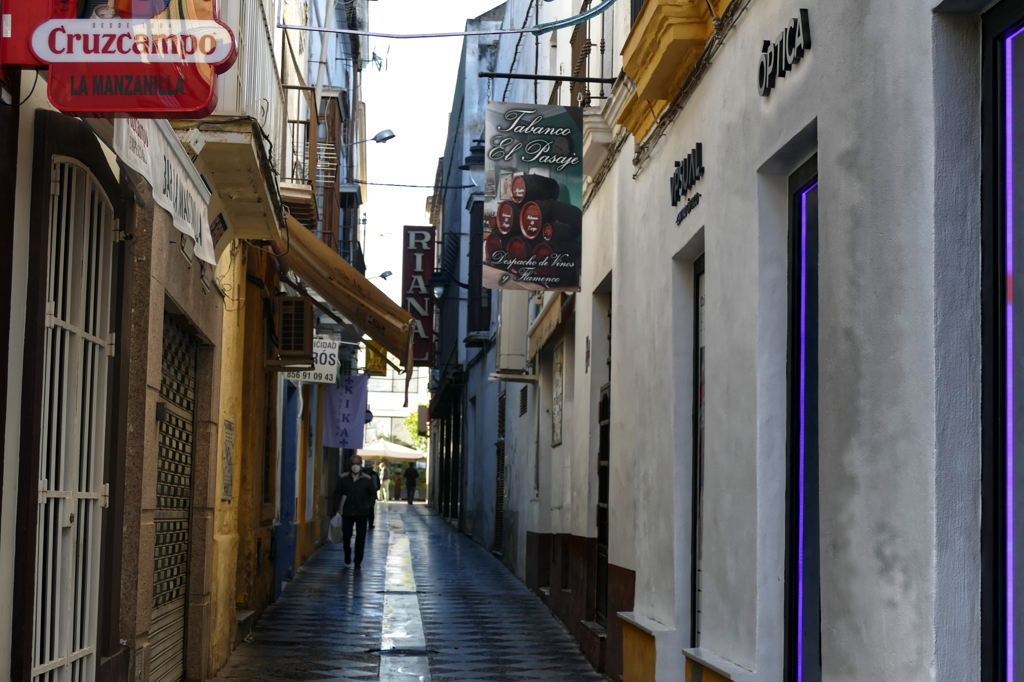 Peek into Calle Santa María where you can spot the entrance to the tabanco El Pasaje 