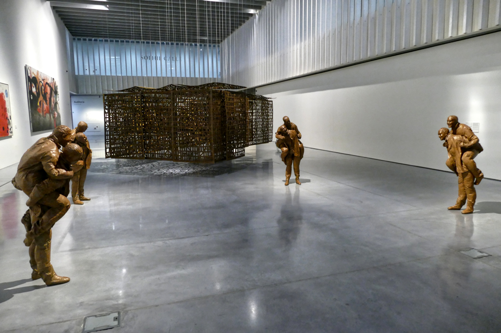 Cuatro hombres a caballito con cuchillo, hence, Four Piggybacks with Knife, by Juan Muñoz and Untitled (Passage II) by Cristina Iglesias in the backdrop.