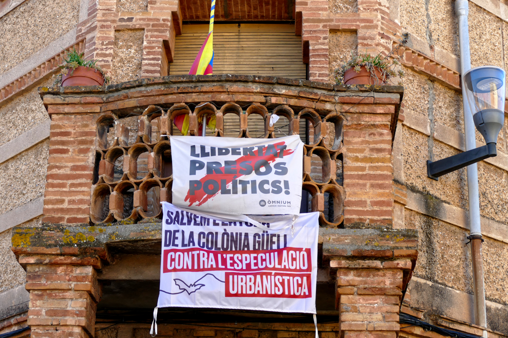 Protest sign at the Colonia Güell