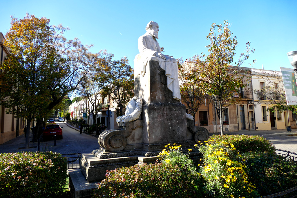Monument of Eusebi Güell i Bacigalupi by Miquel Oslé and Llucià Oslé.