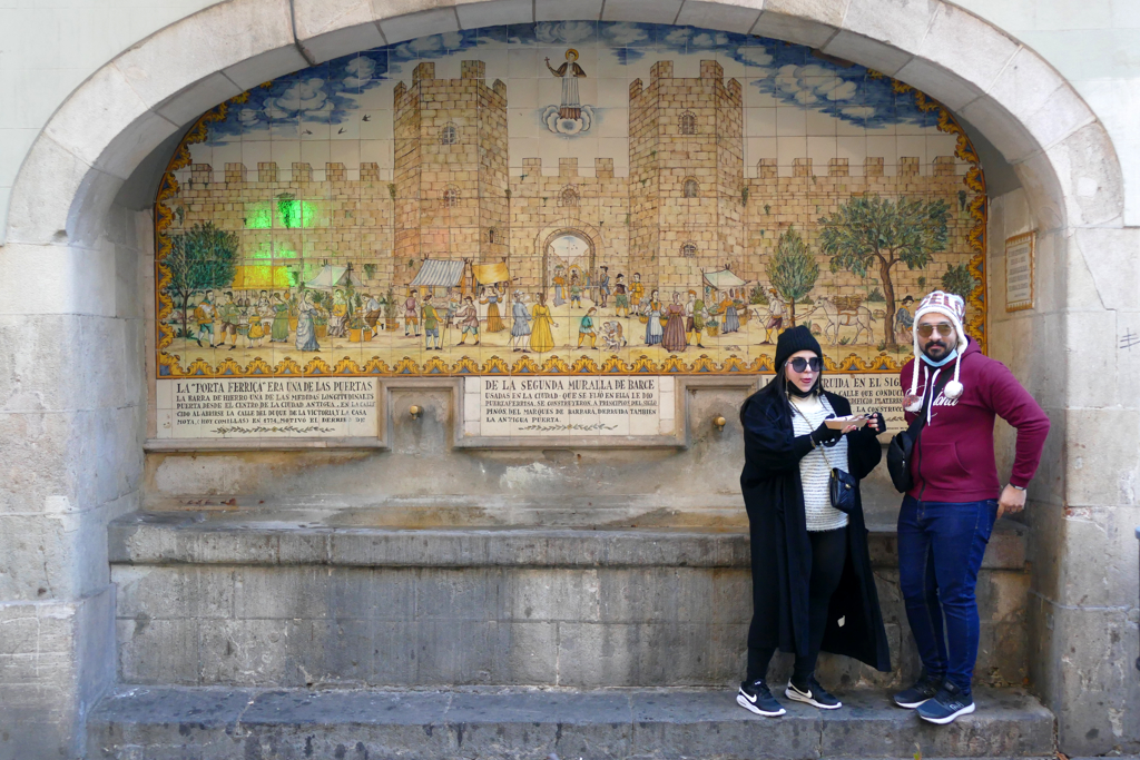 Couple in front of the Font de la Portaferrissa.