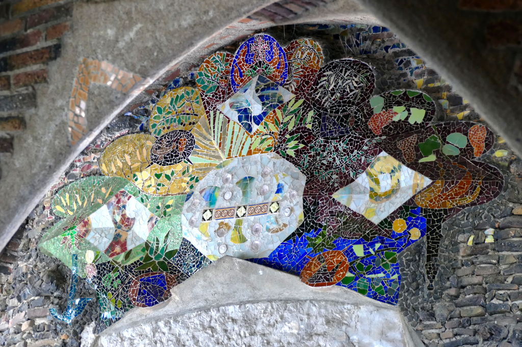 Mosaic on top of the entrance to the Crypta Gaudi