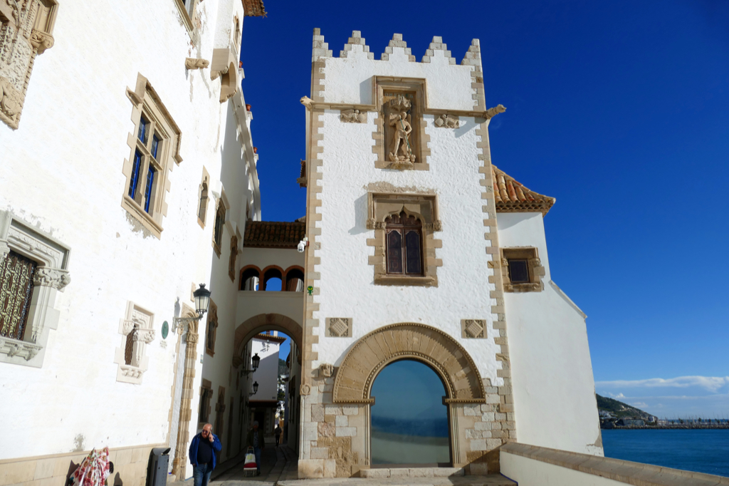 Entrance into Carrer de Fonollar, one of Sitges' most beautiful alleys.