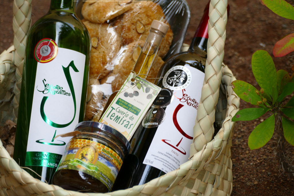 Basket with food and drinks from Gran Canaria