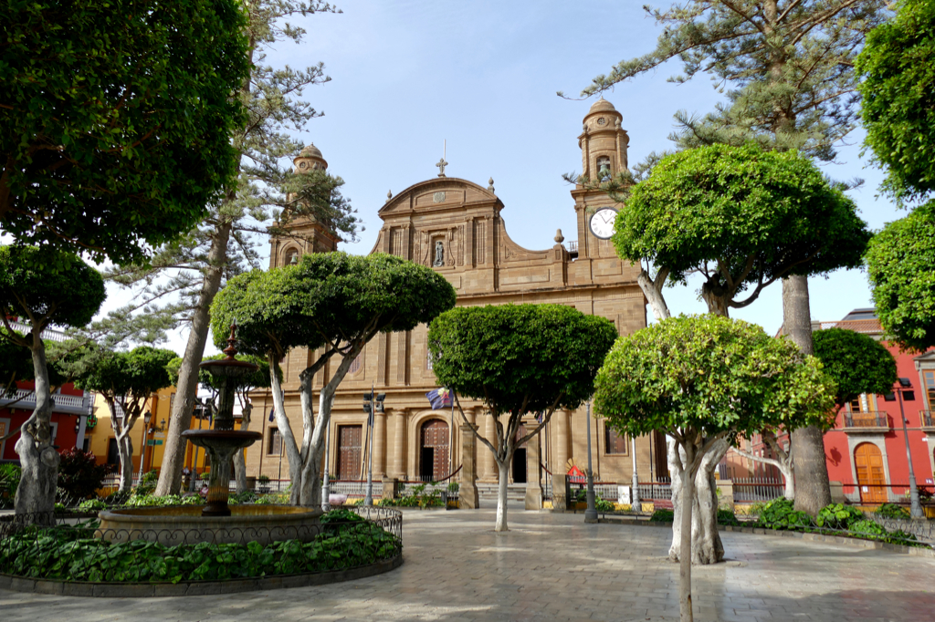 Gáldar's iconic Plaza de Santiago with the Parroquia de Santiago Apóstol.