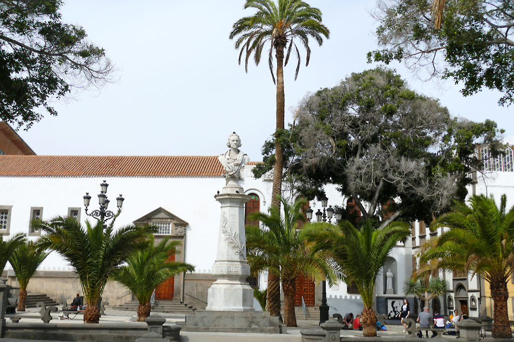 Side view from the Alameda de Colón of the Parroquia de San Francisco de Asís.