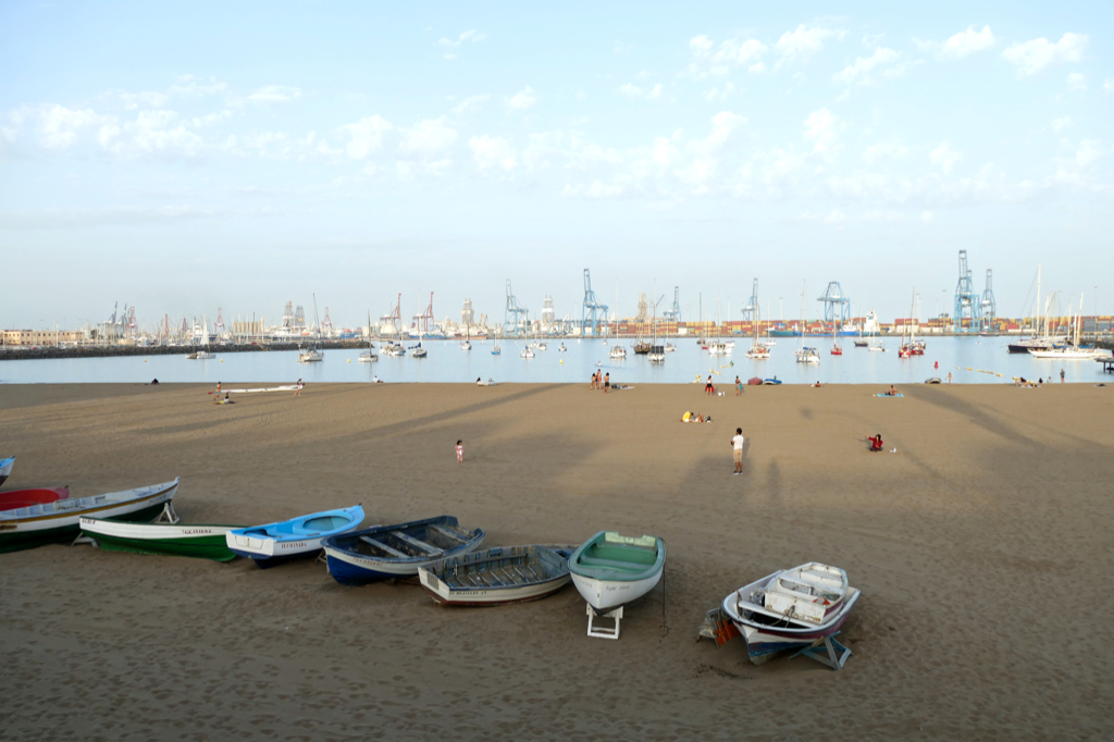 Playa Las Alcaravaneras in Las Palmas de Gran Canaria.