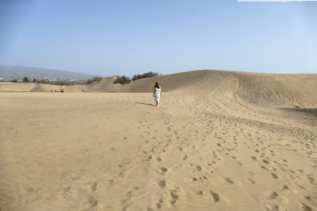 Renata Green walking up a dune in Maspalomas before going to Puerto de Mogan