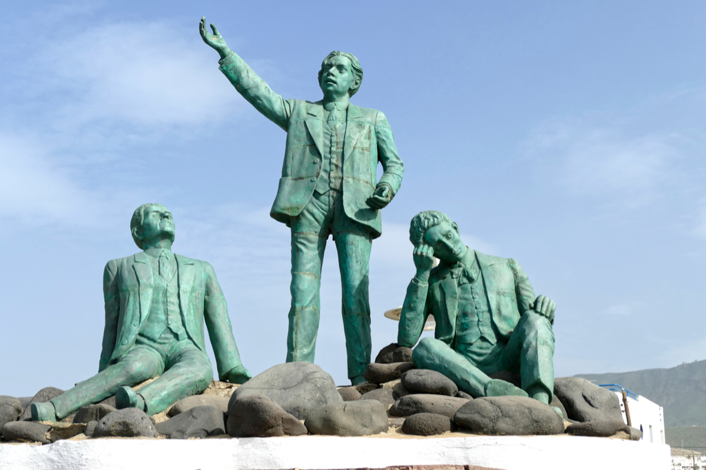 Canarian poets Tomás Morales, Saulo Torón, and Alonso Quesada, sculpted by José de Armas Medina.