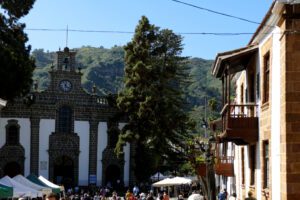 Best of Teror in one picture: The Basílica de Nuestra Señora del Pino, the iconic wooden balconies, and the traditional Sunday market.