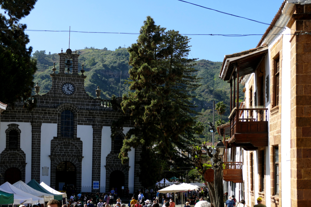 Visit to the Sunday Market of TEROR and the charming town of ARUCAS