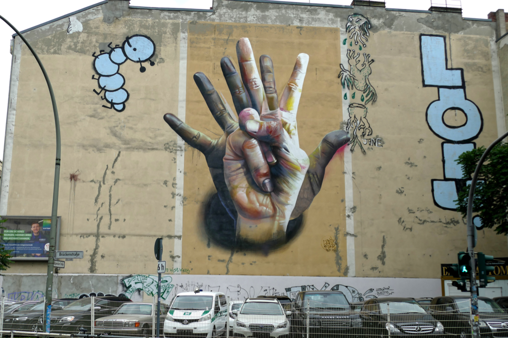 Street Art Berlin - CASE Maclaim – Unter der Hand Mural