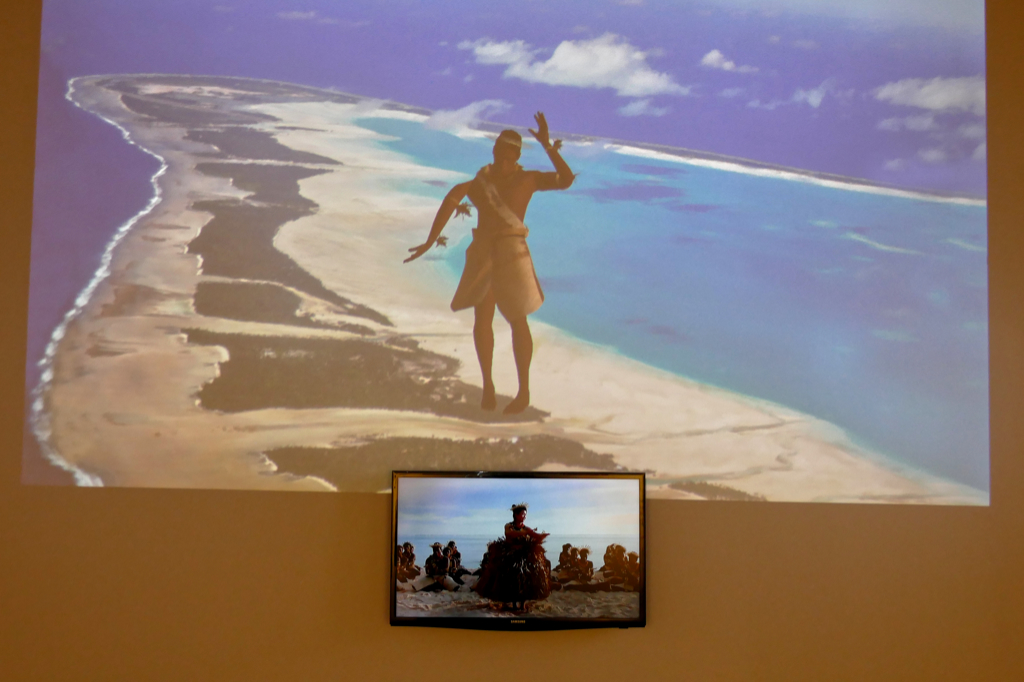 Visual artist Daniela Danica Tepes connects the work of her fellow artists in a very bemusing, interactive installation. However, the topic of this art project is climate change, a phenomenon that will strongly affect this Pacific island.