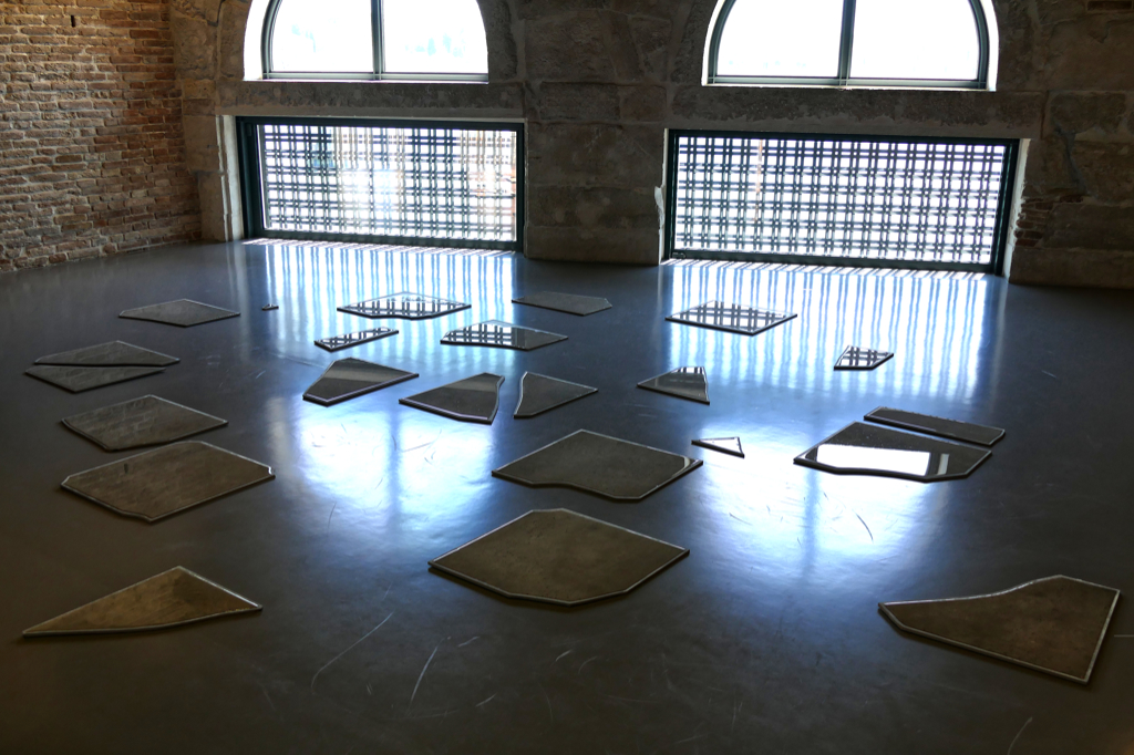  Days of Inertia by Nina Canell is an absolutely enchanting installation at the Punta della Dogana venue: She lined large tiles to stop the water on them from running which leads to a fascinating effect. 