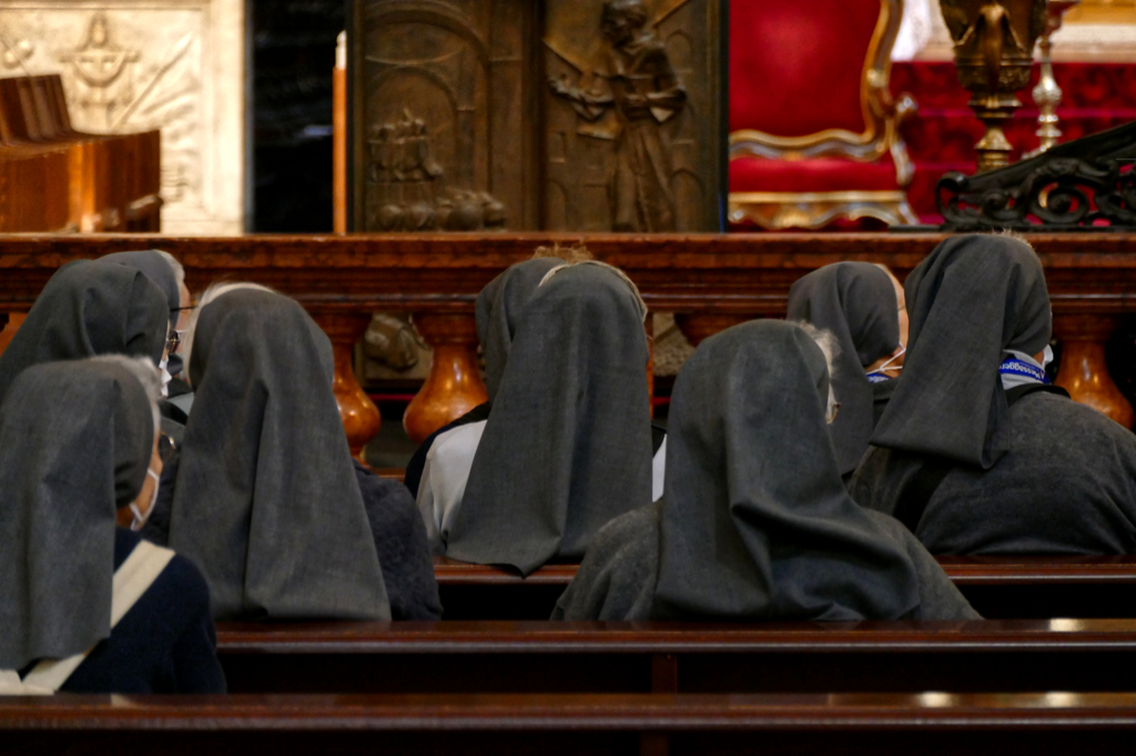 Nuns at the Basilica di Sant'Antonio