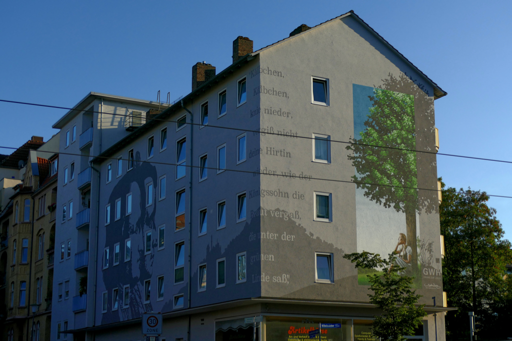 A beautifully painted facade at the corner Wilhelmhöher Allee and Oetkerstraße in Kassel.