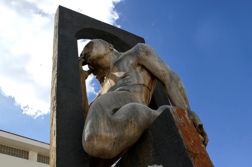 Sculpture Pensador con perenquén by Amancio González in Puerte del Rosario on the island of Fuerteventura