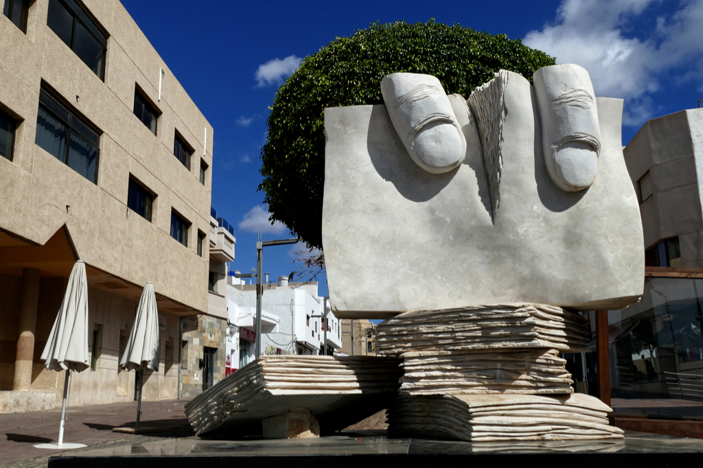 Libros y Dedos by Bettino (Mauro) Francin in Puerto del Rosarion on the island of Fuerteventura