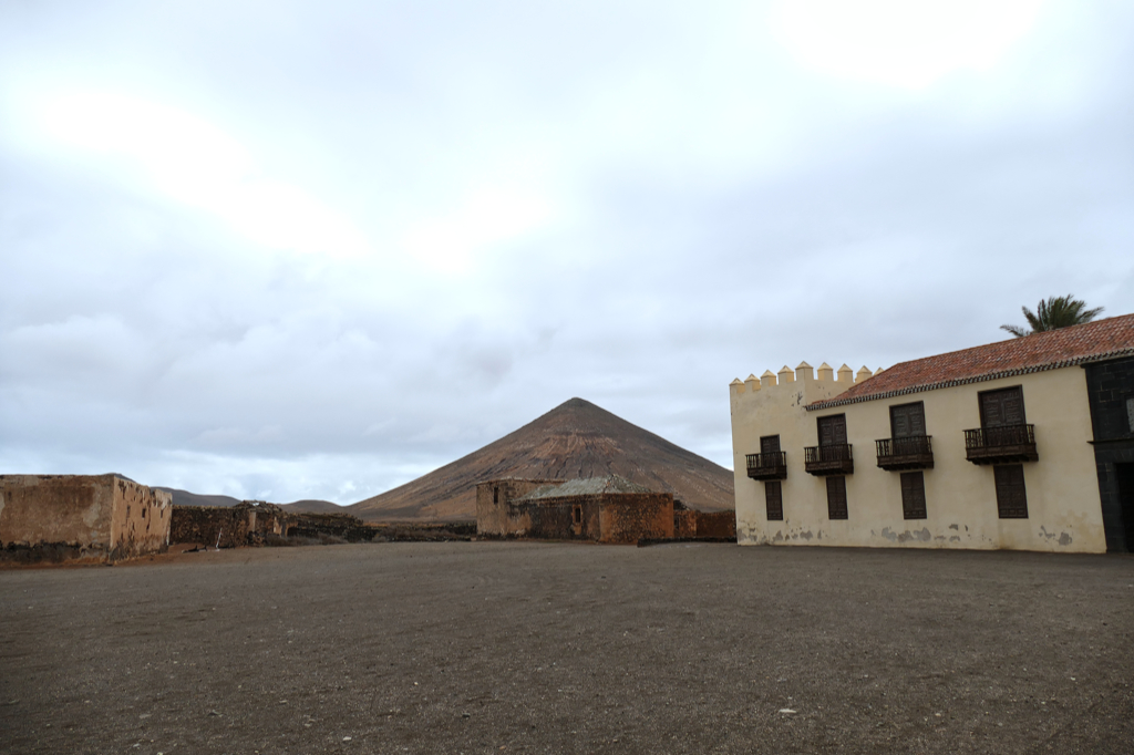 The Casa de los Coroneles with the Montaña del Frontón in the backdrop.