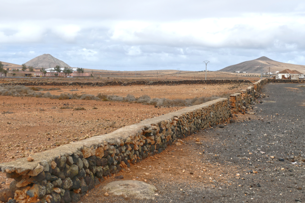 Montaña de la Muda in the Vallebrón region to the left and the Montaña Sagrada de Tindaya to the right.